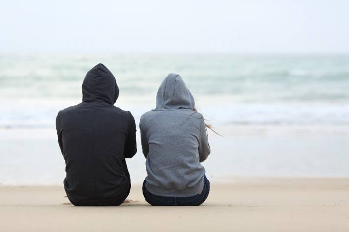 Unge på strand