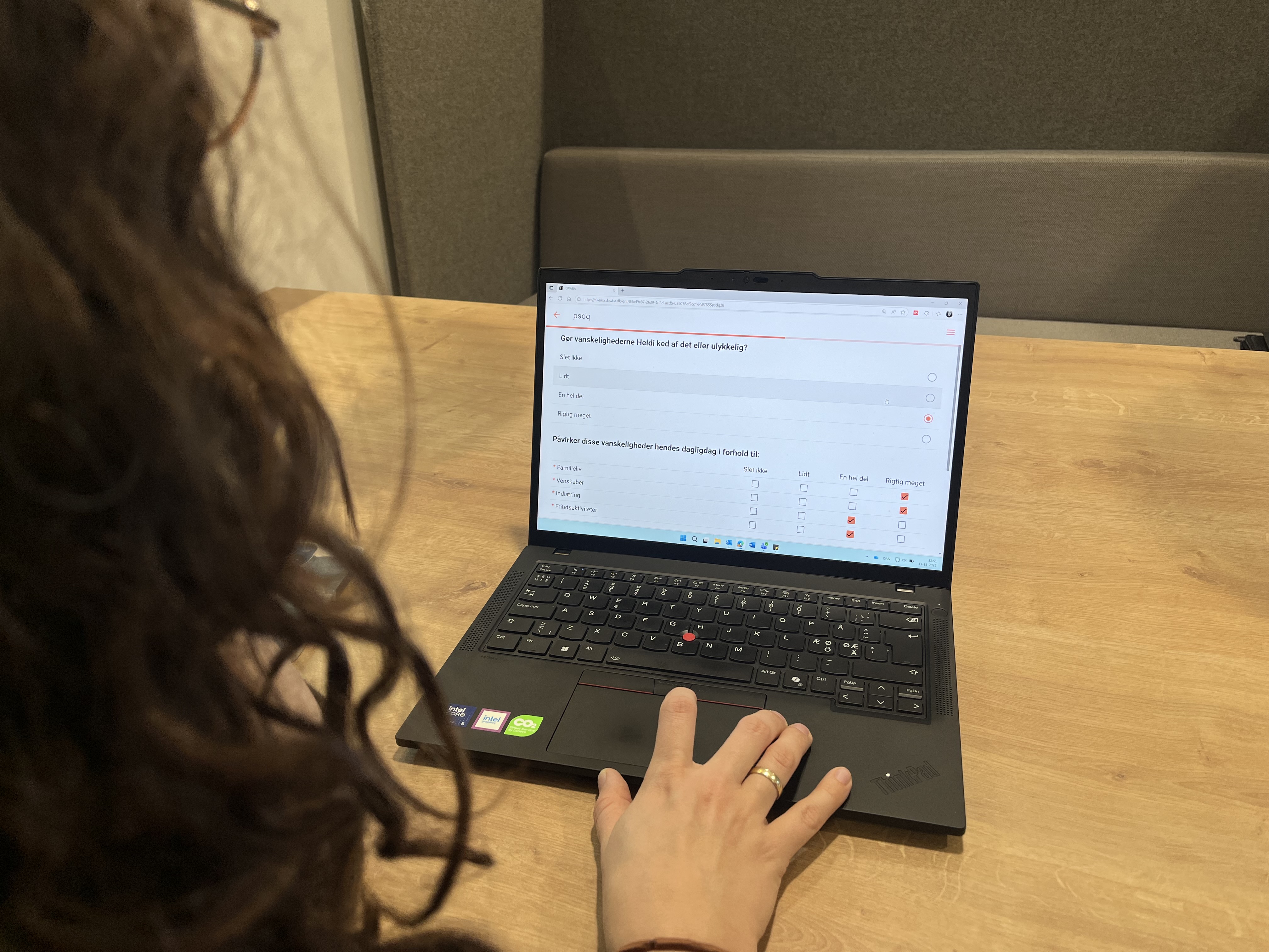 Den nye samarbejdsmodel giver familier, der henvender sig hos deres praktiserende læge, adgang til et elektronisk, velafprøvet selvrapporteringsinterview (DAWBA). Familien kan udfylde det elektroniske spørgeskema hjemmefra, hvor de gennem besvarelse af spørgsmål beskriver barnets eller den unges udfordringer. Besvarelsen sendes derefter til børne- og ungdomspsykiatrien, der gennemgår materialet og laver en faglig vurdering. 