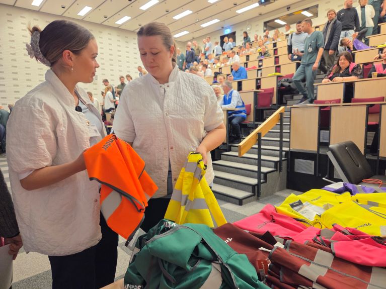 Rollefordelingen er markeret med veste i forskellige farver