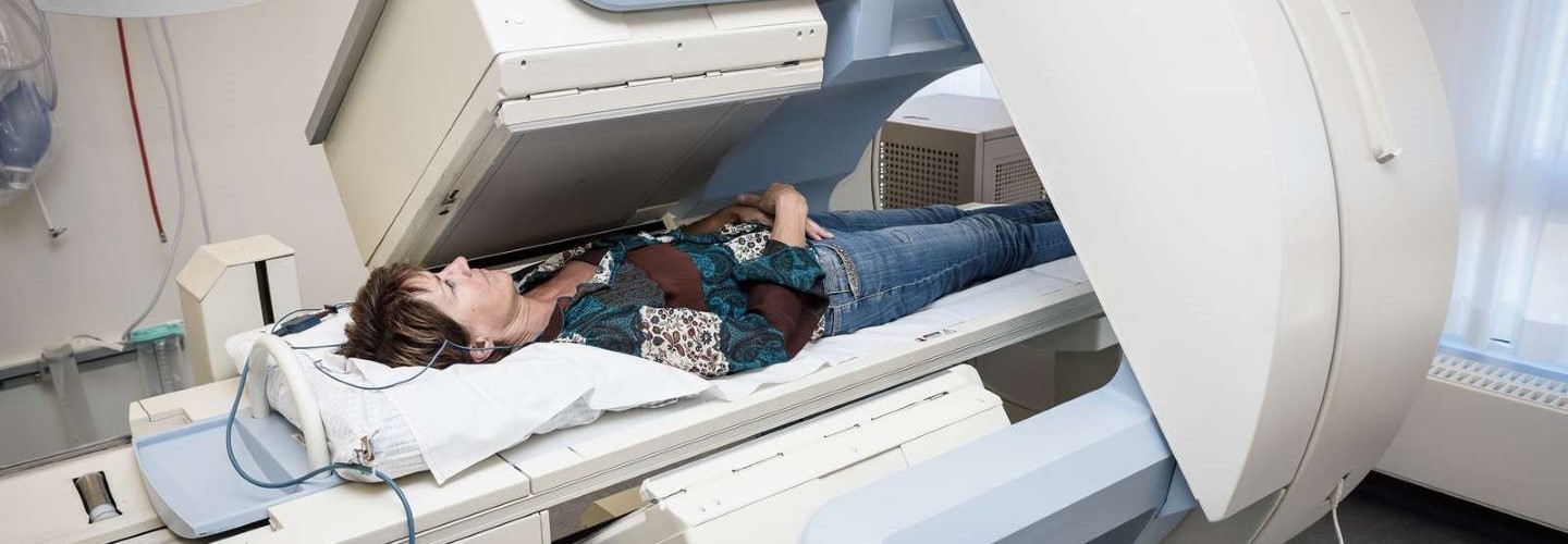 kvinde i scanner
