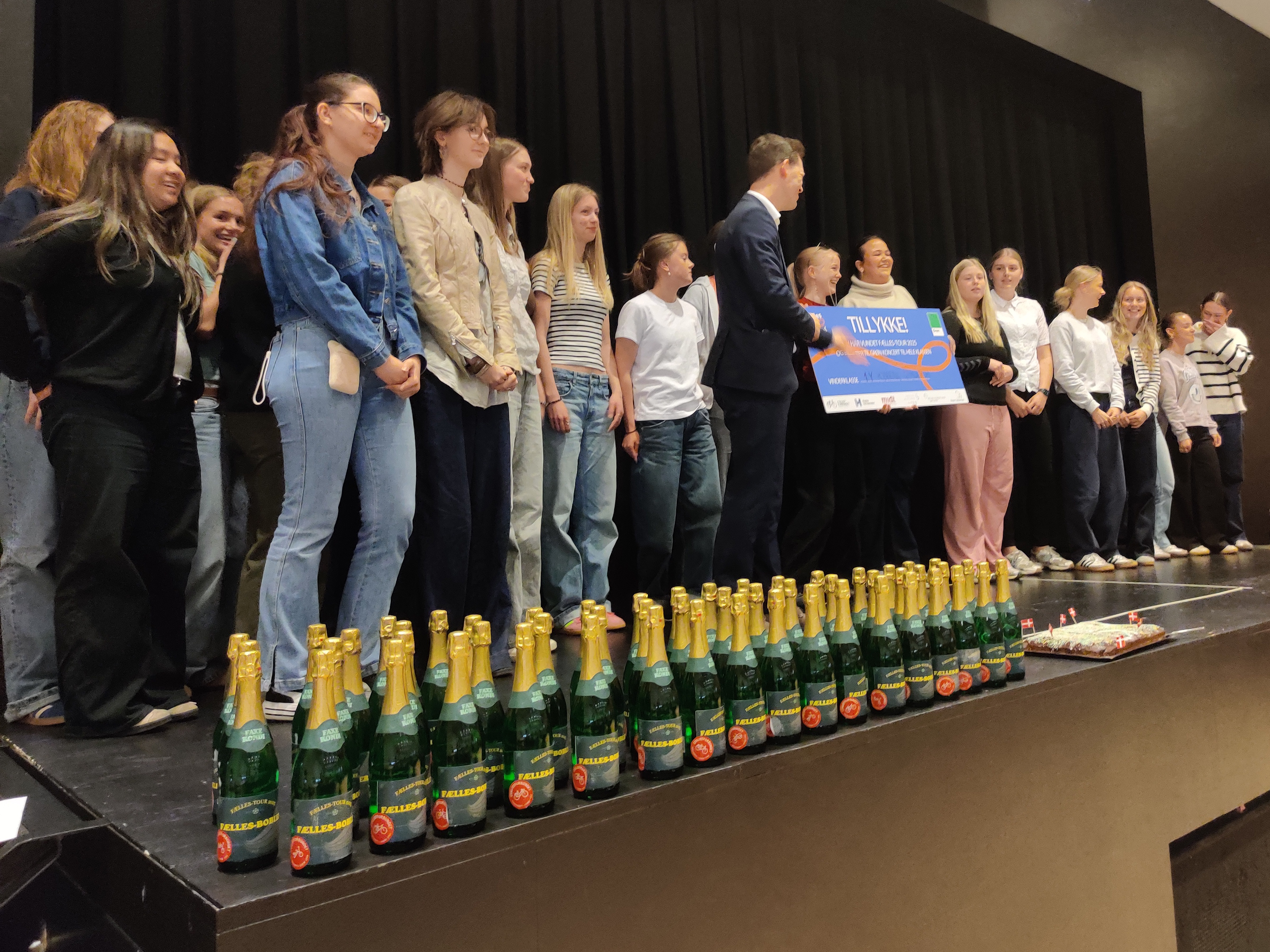Fælles-Tour 2025, hovedpræmien overrækkes til 1.y fra Hjørring Gymnasium. Foto: Region Nordjylland.