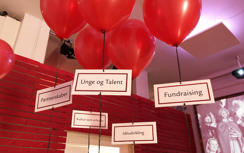 Billede af røde balloner med skilte med debattemaer til Nordjysk Kulturforum.