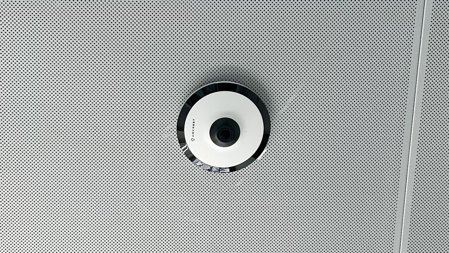 Bevægelsessensor monteret i loftet