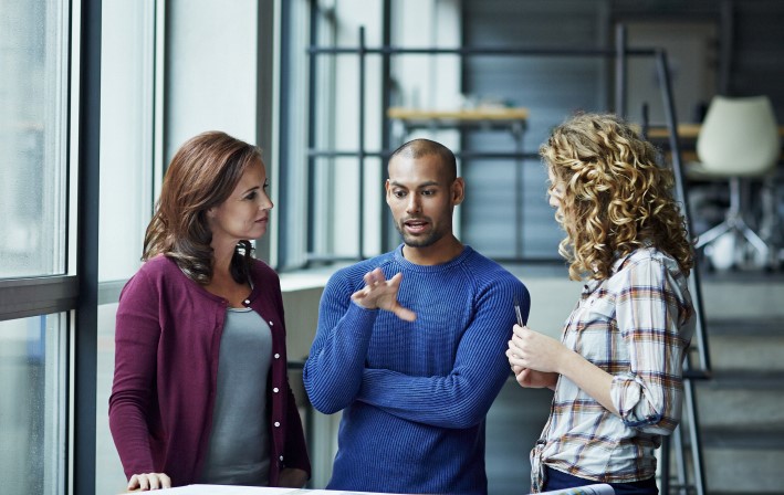 Tre kollegaer i dialog